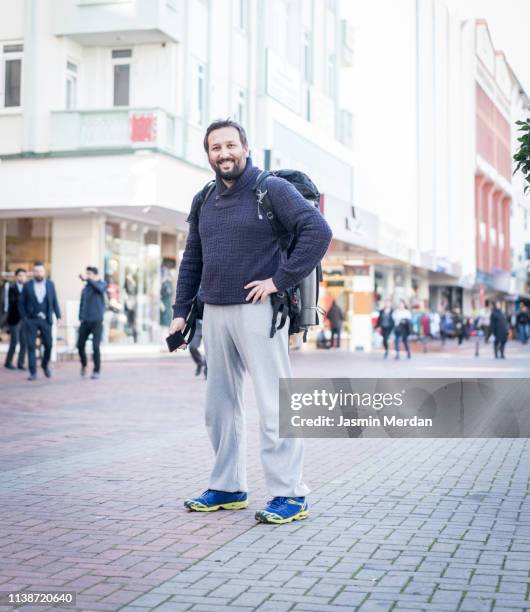 male tourist on travel in city - full body bildbanksfoton och bilder