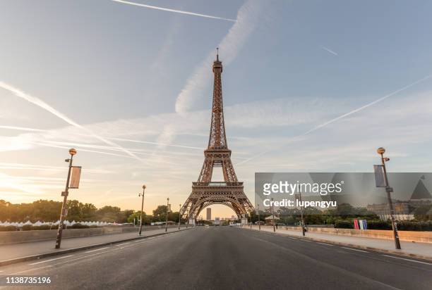 low angle view of eiffel tower at sunrise,paris - paris tour eiffel photos et images de collection