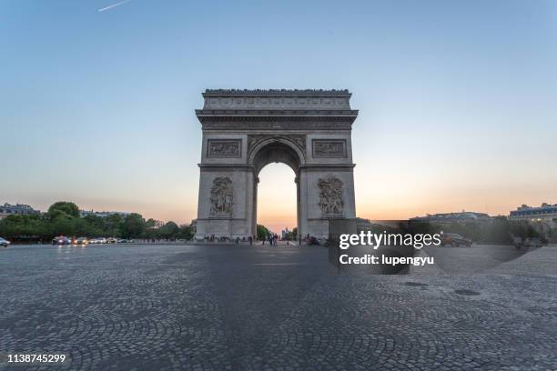 arc de triomphe at sunset,paris - arco triunfal fotografías e imágenes de stock