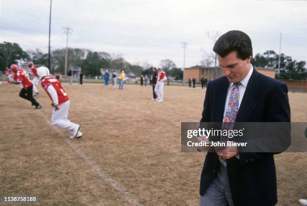 Casual portrait of ESPN NFL Draft analyst Mel Kiper Jr. During practice before Senior Bowl. Mobile, AL 1/18/1992 CREDIT: John Biever