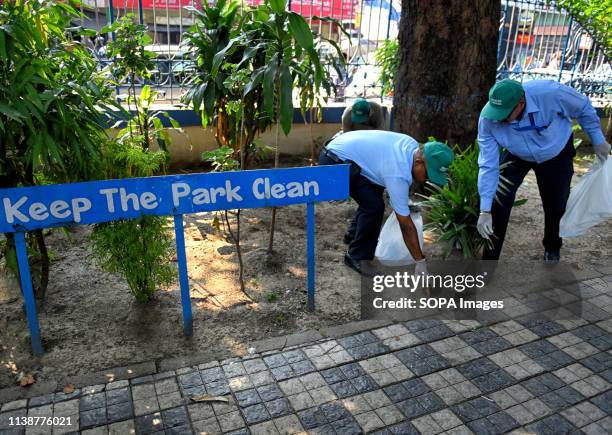 People are seen collecting garbage from a Public park with an Oath to make Earth a better place during the World Earth Day celebration. An NGO named...