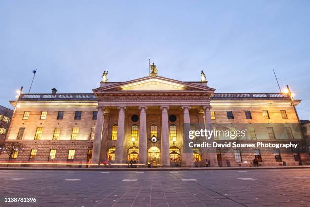 gpo on o'connell street, dublin city, ireland - aguja chapitel fotografías e imágenes de stock