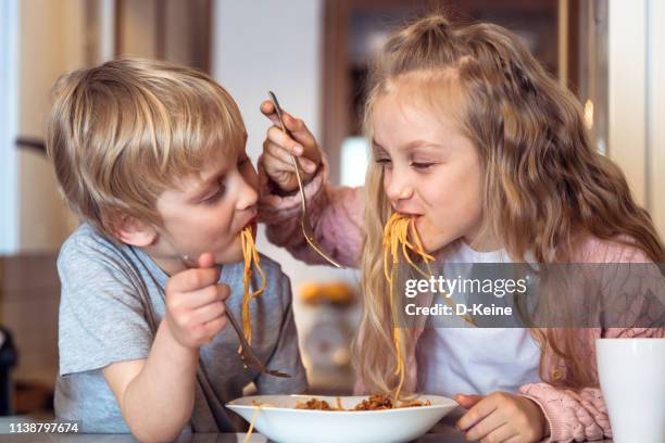 comer espaguetis con salsa boloñesa - spaghetti bolognese fotografías e imágenes de stock