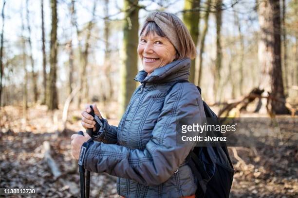 porträt der schönen seniorin auf der wanderung - walker stock-fotos und bilder
