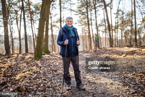 gesunder älterer mann nordisch im wald - walker stock-fotos und bilder