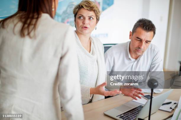 zakenvrouw gesturing tijdens de bespreking van ides met collega - 30 40 woman stockfoto's en -beelden