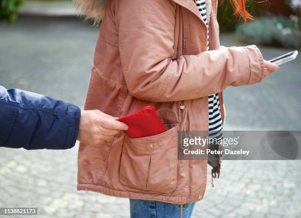 pickpocket stealing purse - rob photos et images de collection
