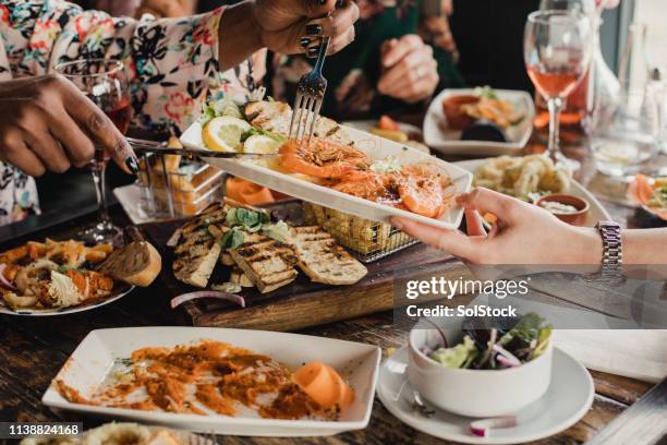 compartir es cuidar - seafood fotografías e imágenes de stock