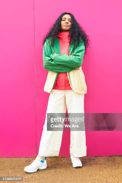 woman in bright colours with arms crossed - braços cruzados imagens e fotografias de stock
