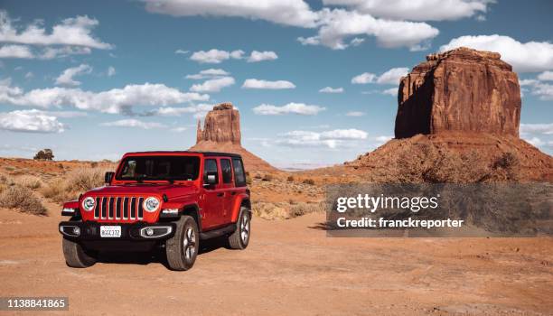 neuer jeep wrangler 2019 im nationalpark monument valley - jeep wrangler stock-fotos und bilder