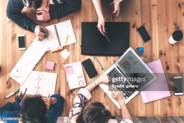 vue aérienne sur les gens d'affaires autour du bureau - brainstorming stock photos et images de collection