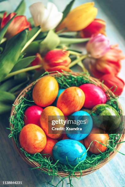 cesta dos ovos de easter com tulips - easter basket - fotografias e filmes do acervo