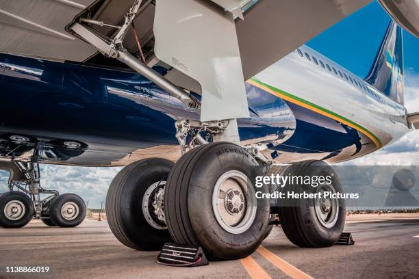 principal seção de trem de pouso perto dos motores-lado esquerdo-airbus a330-pr-aiy-azul linhas aéreas-durante a cerimônia do partido-azul 10 anos - landing gear - fotografias e filmes do acervo