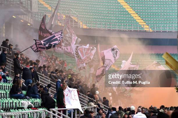 Fans of Palermo show their support during a US Citta' di Palermo training session at Stadio Renzo Barbera on March 28, 2019 in Palermo, Italy.