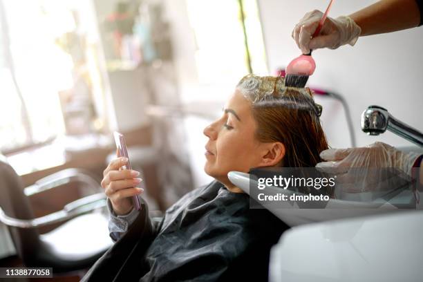 tratamiento de peluquería - dyed red hair fotografías e imágenes de stock