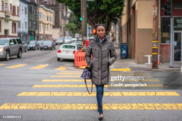 cruzando la calle en el distrito mission de san francisco - crossing fotografías e imágenes de stock