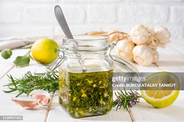 fresh salad dressing with rosemary, garlic and lemon - molho vinagrete imagens e fotografias de stock