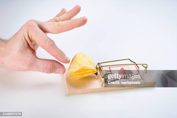 hand reaching for potato chips on mousetrap - hands reaching for food - fotografias e filmes do acervo