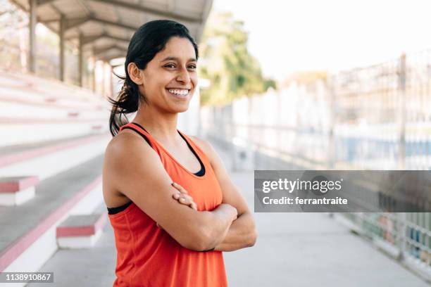 portrait de jeune coureur féminin - femme sportive photos et images de collection