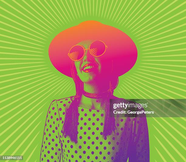 illustrazioni stock, clip art, cartoni animati e icone di tendenza di felice, sorridente giovane donna hipster con raggi del sole - artist