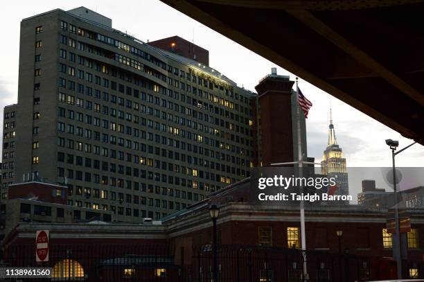 new york city va hospital at dusk - new york hospital stock-fotos und bilder