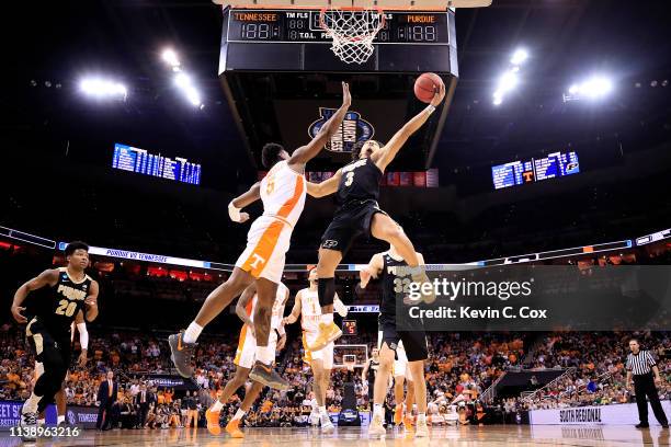 Carsen Edwards of the Purdue Boilermakers goes up for a layup against Admiral Schofield of the Tennessee Volunteers during overtime of the 2019 NCAA...