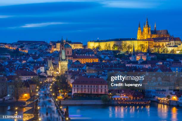 dusk in charles bridge with mala strana distric and prague castle. - prague castle foto e immagini stock