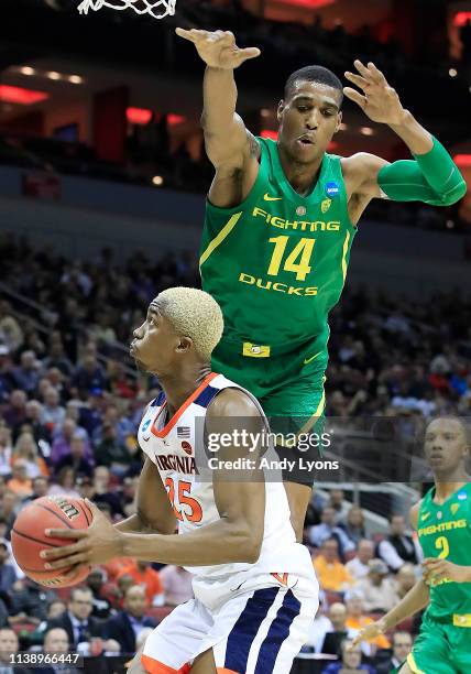 Kenny Wooten of the Oregon Ducks defends a shot by Mamadi Diakite of the Virginia Cavaliers during the first half of the 2019 NCAA Men's Basketball...