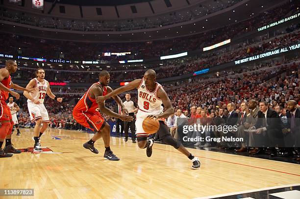 Playoffs: Chicago Bulls Luol Deng in action vs Atlanta Hawks Marvin Williams at United Center. Game 2. Chicago, IL 5/4/2011 CREDIT: Greg Nelson