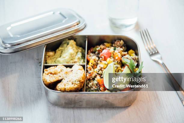 bento box of quinoa salad with vegetables and lime, avocado cream and cauliflower dumplings - plateau à compartiments photos et images de collection