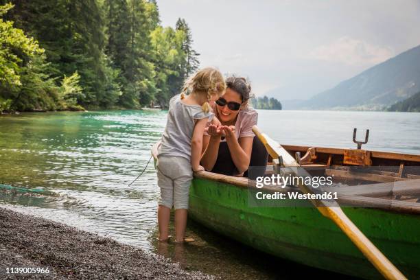 austria, carinthia, weissensee, mother in rowing boat with daughter at the lakeside - carinthia 個照片及圖片檔