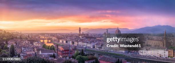 italy, tuscany, florence, cityscape with ponte vecchio at sunrise - crepuscolo foto e immagini stock