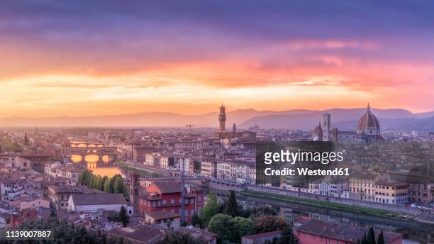 italy, tuscany, florence, cityscape with ponte vecchio at sunrise - alba crepuscolo foto e immagini stock