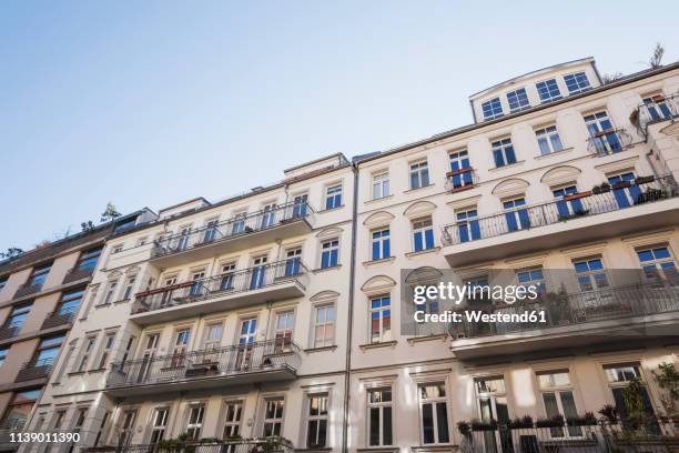 germany, berlin-mitte, historical refurbished multi-family houses - berlin stadt stock-fotos und bilder