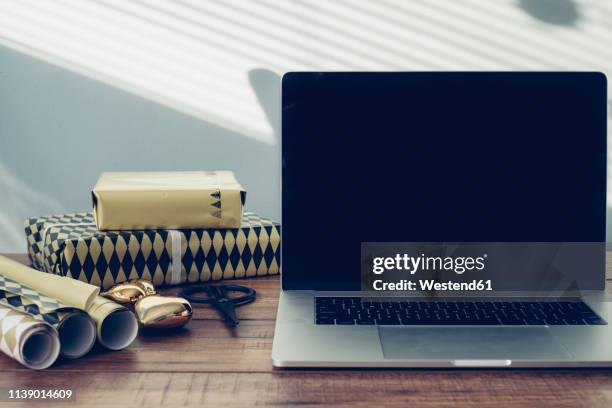 office desk with laptop and wrapped christmas presents - xmas or christmas desk or table box or present white ストックフォトと画像