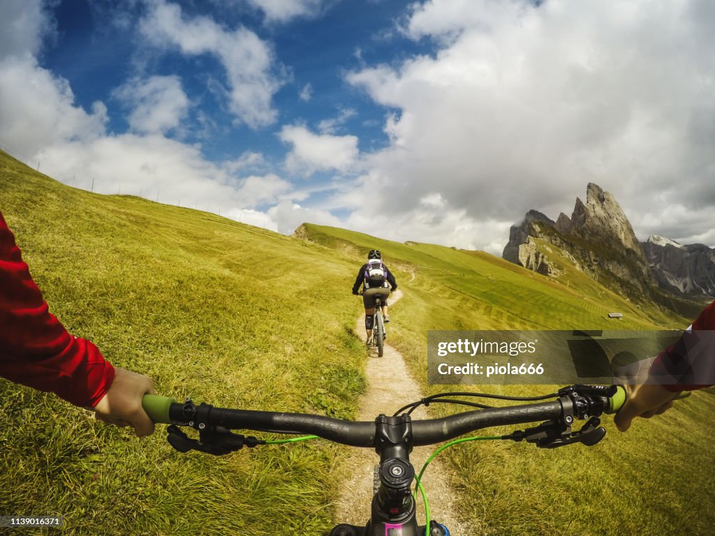 Punto de vista POV bicicleta de montaña en los Dolomitas