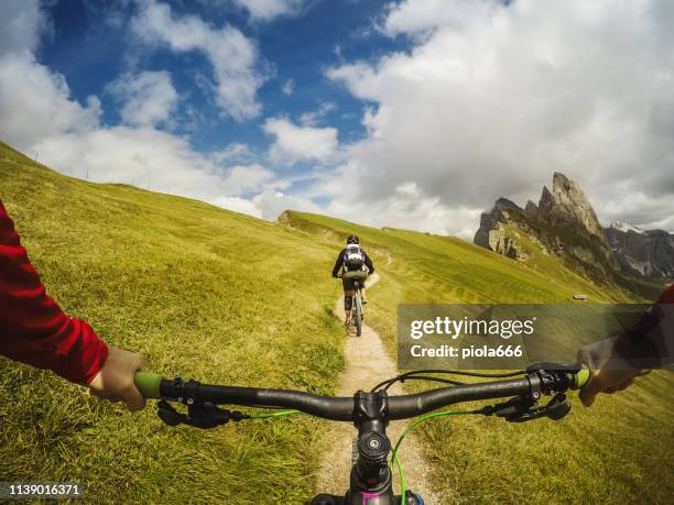 punto di vista pov mountain bike sulle dolomiti - videocamera indossabile foto e immagini stock