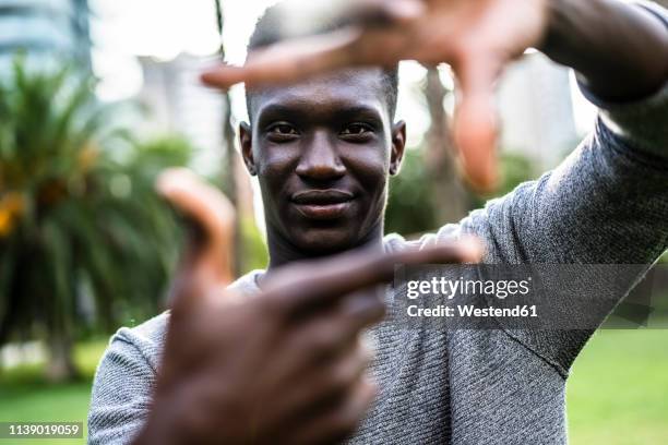 young man making a finger frame with his hands, around his face - quadrado com dedos imagens e fotografias de stock