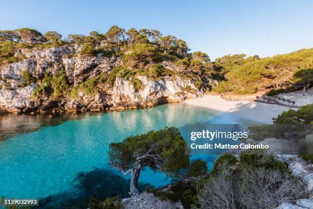 cala macarelleta beach at sunrise, menorca, spain - cala macarelleta - fotografias e filmes do acervo