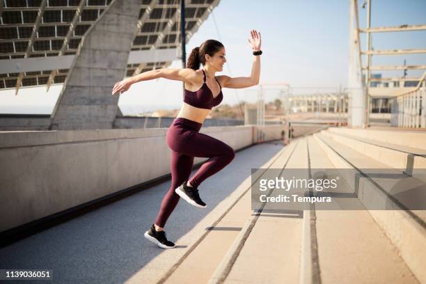 ビーチの近くにバルセロナで実行し、運動する一人�の女性。 - トレーニングドリル ストックフォトと画像