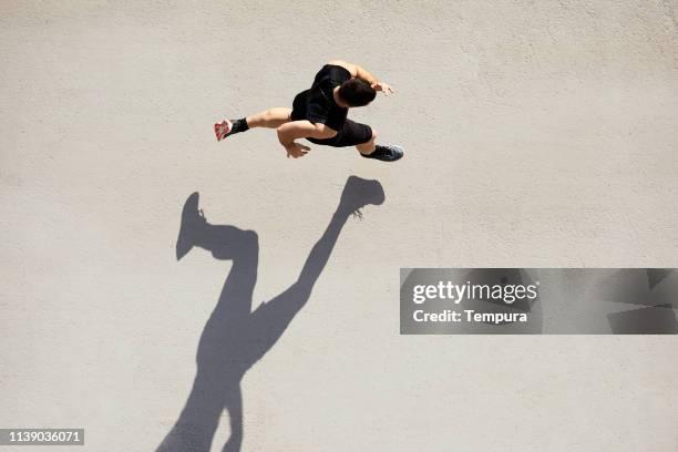 sprinter visto desde arriba con espacio de sombra y copia. - athlete fotografías e imágenes de stock