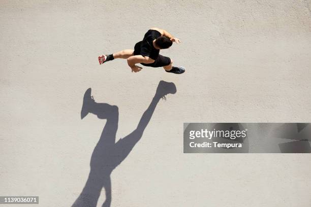sprinter vu d’en haut avec l’ombre et l’espace de copie. - jogging photos et images de collection
