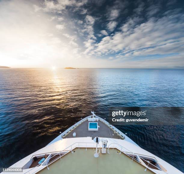 regarder le lever du soleil à cruise ship bow - bateau croisiere photos et images de collection