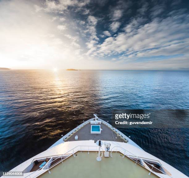 guardare l'alba a cruise ship bow - punto di vista frontale foto e immagini stock