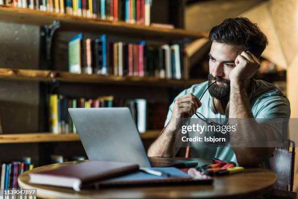 hombre trabajando en lapotp. - posición descriptiva fotografías e imágenes de stock