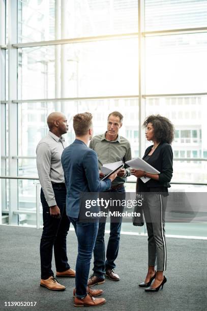 in gesprekken over hun praten - team talk stockfoto's en -beelden