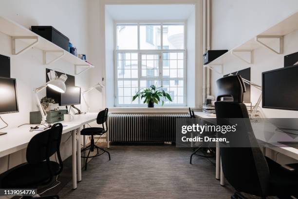 offene planung co-working office in schweden - immobilienbüro stock-fotos und bilder