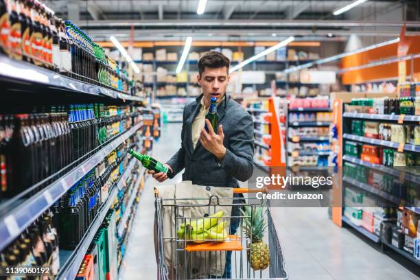 lebensmittel-shopping - supermarkt gang stock-fotos und bilder