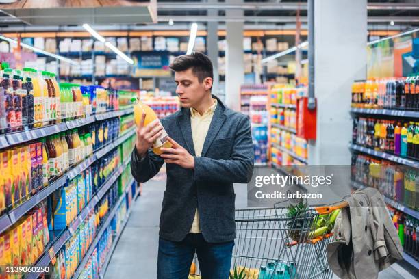 lebensmittel-shopping - supermarkt gang stock-fotos und bilder