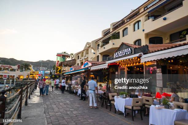 gente comiendo al aire libre, cabo san lucas marina, méxico - cabo san lucas fotografías e imágenes de stock